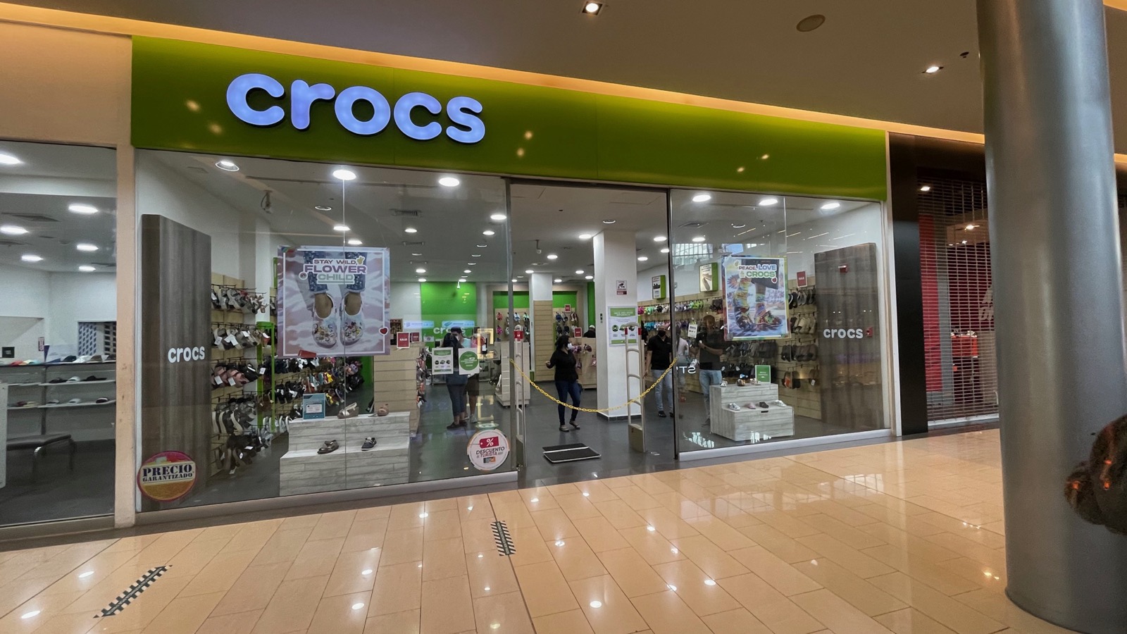 Crocs: Letrero iluminado de fachada