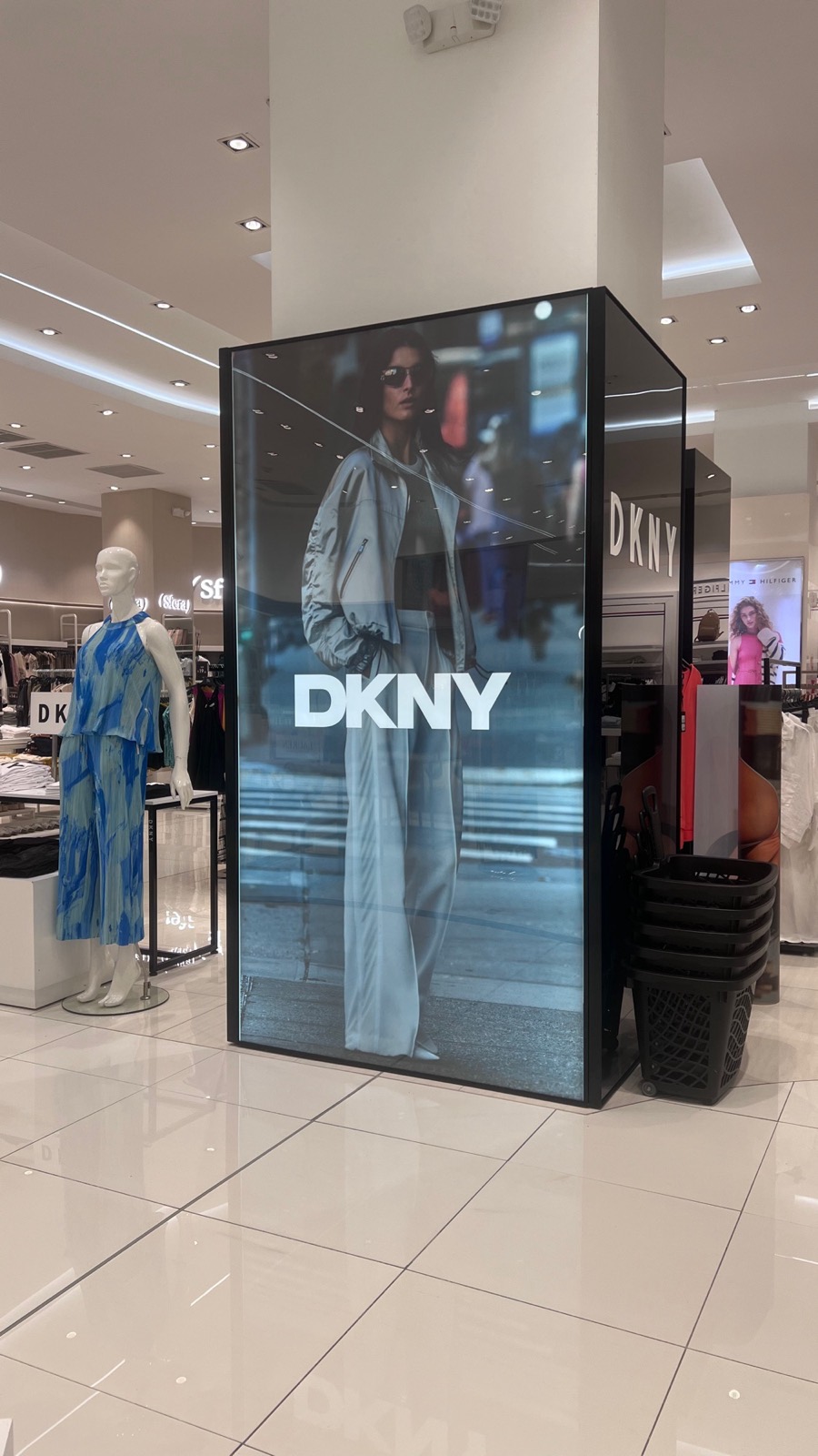 DKNY: Caja de luz retroiluminada