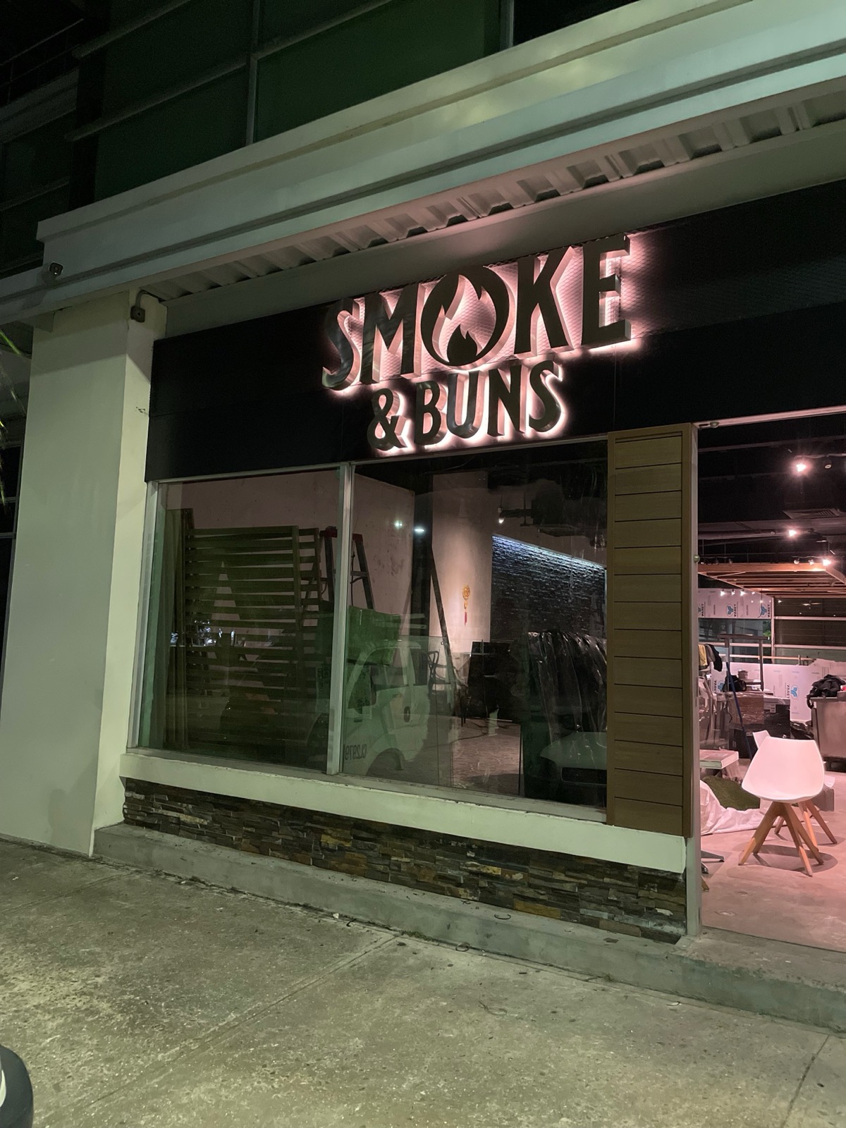 Smoke & Buns: Letrero de fachada
